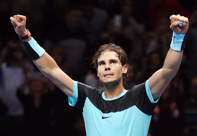 Rafael Nadal festeja su victoria ante Wawrinka en el debut del Masters. (Foto Prensa Libre: EFE)