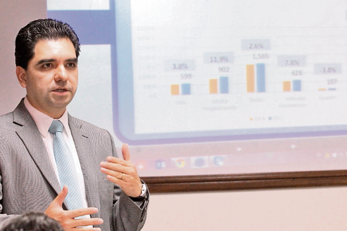 wílber barrios, vicepresidente de Agis, ofrece datos del semestre en el mercado asegurador. (Foto Prensa Libre: Álvaro Interiano)