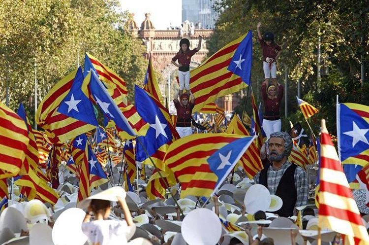 Durante las últimas semanas, habitantes de Cataluña han participado en protestas. (Foto Prensa Libre: EFE)