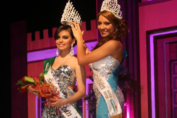 Daniela del Rosario Vásquez Vargas es coronada por la Señorita Cobán saliente Sucell María Serrano López. (Foto Prensa Libre: Martín Tax)