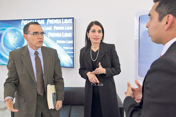 Carlos Aldana, pedagogo, y Diana Brown, de la Asociación de Colegios Privados de Guatemala, conversan con el periodista Ben Kei Chin sobre el incremento en colegiaturas.