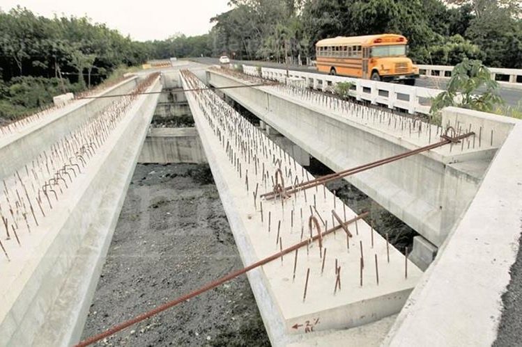 Un puente pendiente de construir en la carretera CA 2 Occidente. (Foto Prensa Libre: Hemeroteca PL)