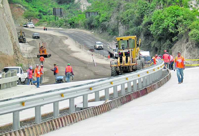El CIV requirió un presupuesto de Q8 mil 26.3 millones para infraestructura vial, mantenimiento y mejoramiento de carreteras primarias, puentes y distribuidores de tránsito entre otros para 2021. (Foto Prensa Libre: Carlos Sebastián)