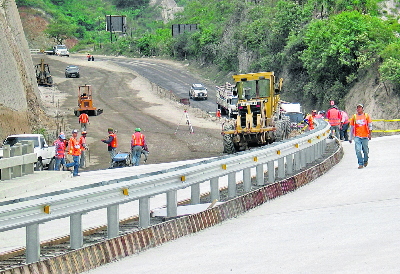 El CIV requirió un presupuesto de Q8 mil 26.3 millones para infraestructura vial, mantenimiento y mejoramiento de carreteras primarias, puentes y distribuidores de tránsito entre otros para 2021. (Foto Prensa Libre: Hemeroteca) 