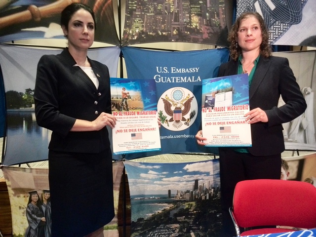 Bárbara González y Maureen Mimnaugh visitaron el interior del país para promover la no migración ilegal. (Foto Prensa Libre: Henry Pocasangre)