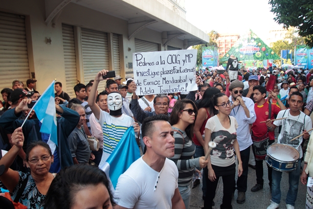 Decenas de manifestantes se congregaron en la zona 1 capitalina. (Foto Prensa Libre: Erick Ávila)