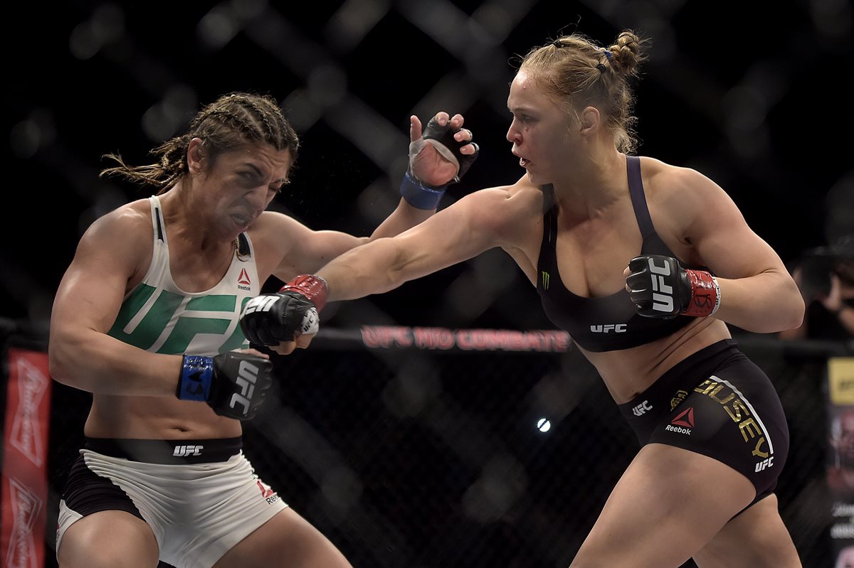 Rousey se lanzó contra su rival sin piedad alguna. (Foto Prensa Libre: AP)