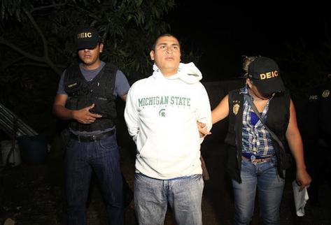 Agentes conducen a Lester Antonio Santos Monterroso. (Foto Prensa Libre: Estuardo Paredes)