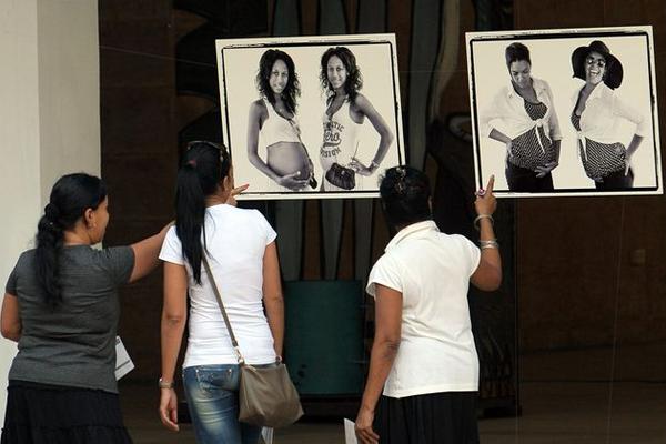 Asistentes observan fotos de la exposición "Cómo lo vemos a usted", del fotógrafo estadounidense Jeffrey Cárdenas y la cubana Yanela Piñeiro.