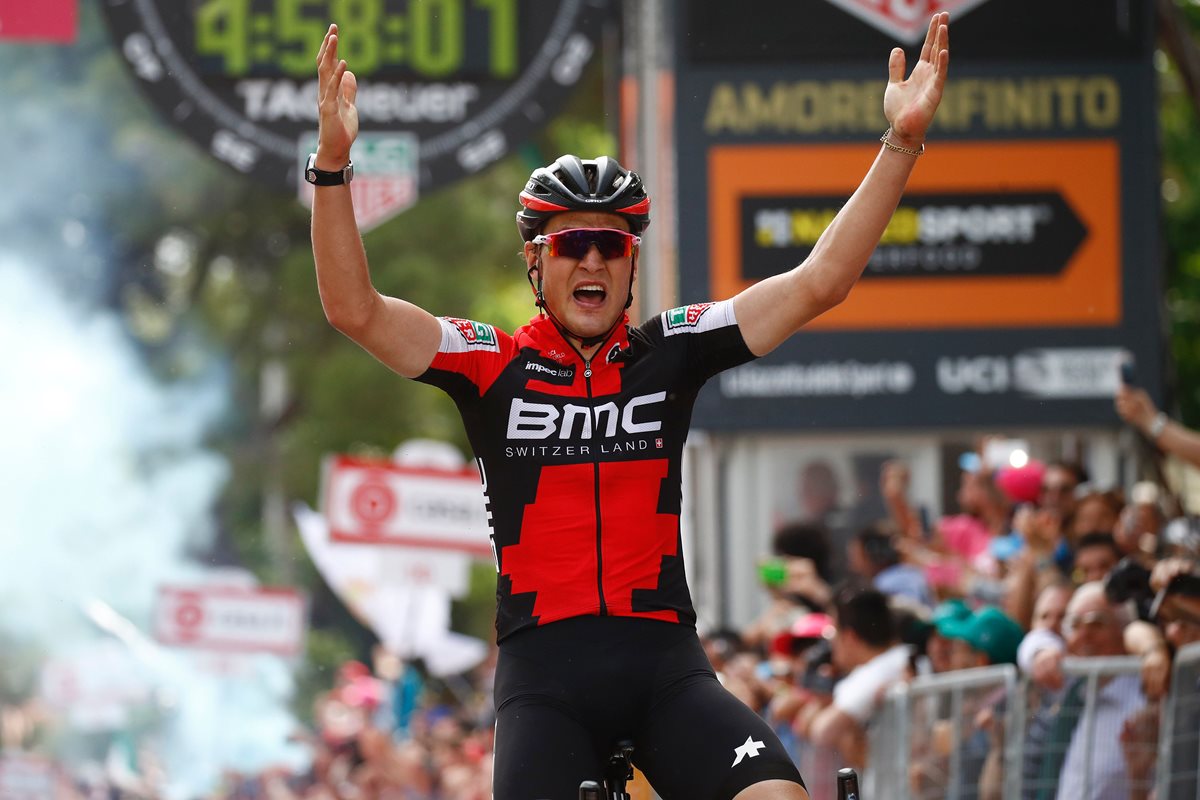 Silvan Dillier festeja al ingresar en el primer lugar a la meta en la sexta etapa del Giro. (Foto Prensa Libre: AFP)
