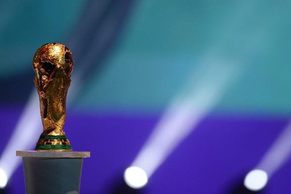 Esta es la Copa del Mundo de la Fifa, por la que pelearán en el Mundial de Brasil 2014. (Foto Prensa Libre: AFP)