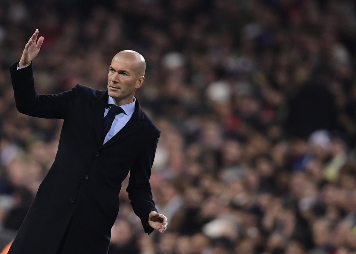 Zinedine Zidane está en problemas y deberá buscar el reemplazo de sus defensas. (Foto Prensa Libre: AFP)