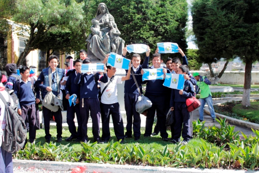 Un grupo de estudiantes de Quetzaltenango celebra la renuncia del presidente Otto Pérez Molina. (Foto Prensa Libre: María José Longo)
