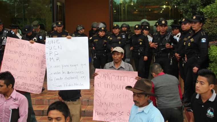 Pobladores de San Pedro Necta, Huehuetenango, exigen repetir elecciones municipales. (Foto Prensa Libre: Mike Castillo)