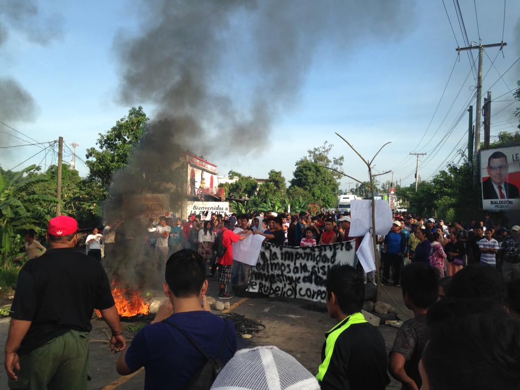 Pobladores de Barberena, Santa Rosa, bloquean ruta a El Salvador en el km 46, como medida de protesta contra elección municipal. (Foto Prensa Libre: Twitter @tonhinho_4991)