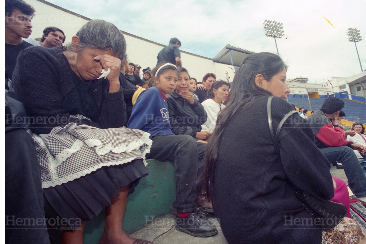 Familiares de los fallecidos en la tragedia del estadio Mateo Flores fueron llamados por el Ministerio Publico para que colaboraran en las investigaciones y reconstrucción de hechos el 28/10/1996. (Foto: Hemeroteca PL)