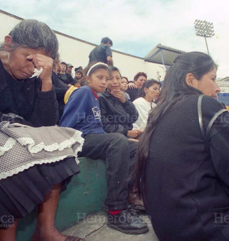 Familiares de los fallecidos en la tragedia del estadio Mateo Flores fueron llamados por el Ministerio Publico para que colaboraran en las investigaciones y reconstrucción de hechos el 28/10/1996. (Foto: Hemeroteca PL)