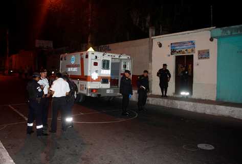 Una balacera ocurrió en una cevicheria en la zona 1 de Villa Nueva, que dejó un fallecido y cuatro heridos. (Foto Prensa Libre: CBV)