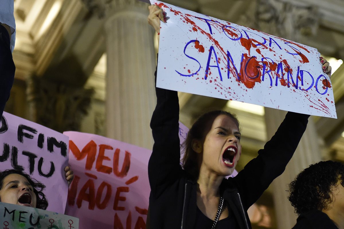 Una mujer protesta en Río de Janeiro contra la brutal violación de una adolescente de 16 años, hecho que conmocionó a Brasil. (Foto Prensa Libre: AFP).