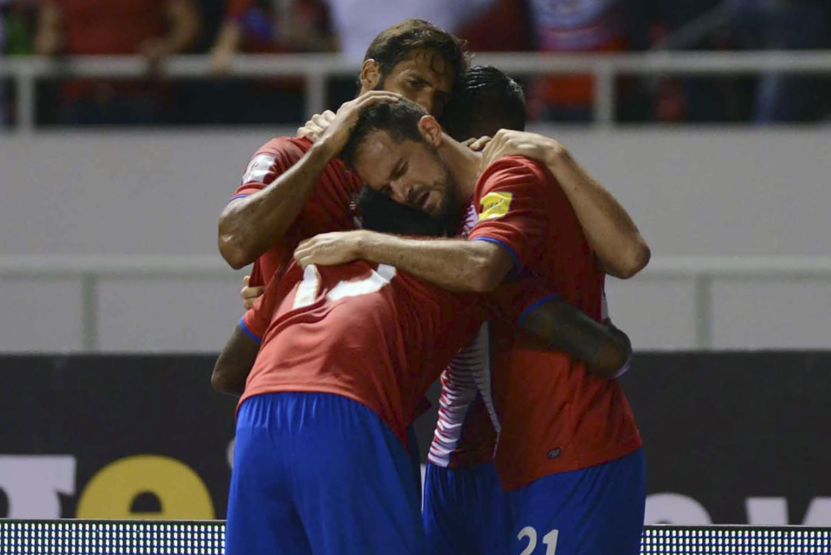 Los jugadores de Costa Rica celebran el gol del empate contra México. (Foto Prensa Libre: AFP)