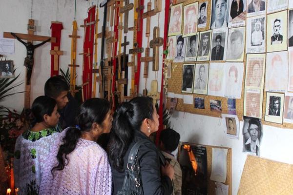 Un grupo de personas observan fotografías de desaparecidos en el conflicto armado interno, en el convento Santo Domingo de Guzmán. (Foto Prensa Libre: Eduardo Sam) <br _mce_bogus="1"/>