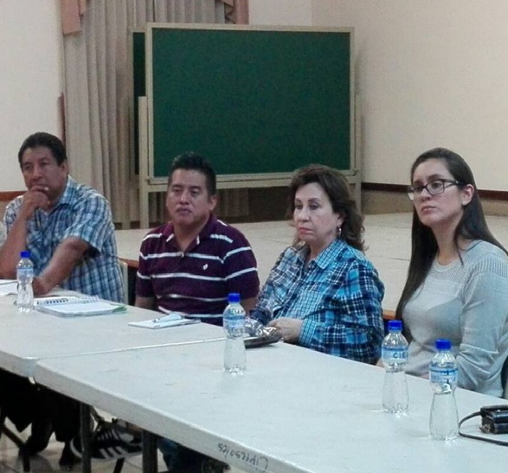 Sandra Torres formó parte de la primera reunión de la UNE con vecinos de la zona 6. (Foto Prensa Libre: Cortesía)