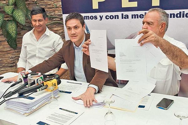 José Pómez, Miguel Valladares y Édgar Zamora, en conferencia de prensa, el 1 de febrero recién pasado, mostraron las constancias de afiliaciones del PLP.