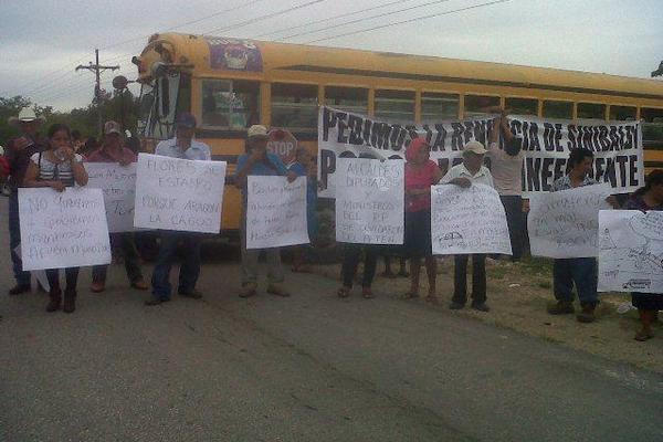 Pobladores bloquean la ruta al Parque Nacional Tikal, para exigir reparación de tramos carreteros. (Foto Prensa Libre: Rigoberto Escobar)  <br _mce_bogus="1"/>