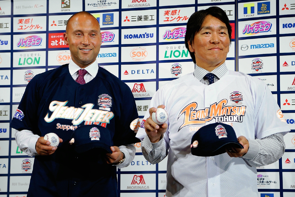 Derek Jeter y Hideki Matsui posaron para las cámaras luego de presentar en conferencia de prensa el partido benéfico que disputarán. (Foto Prensa Libre: AP)