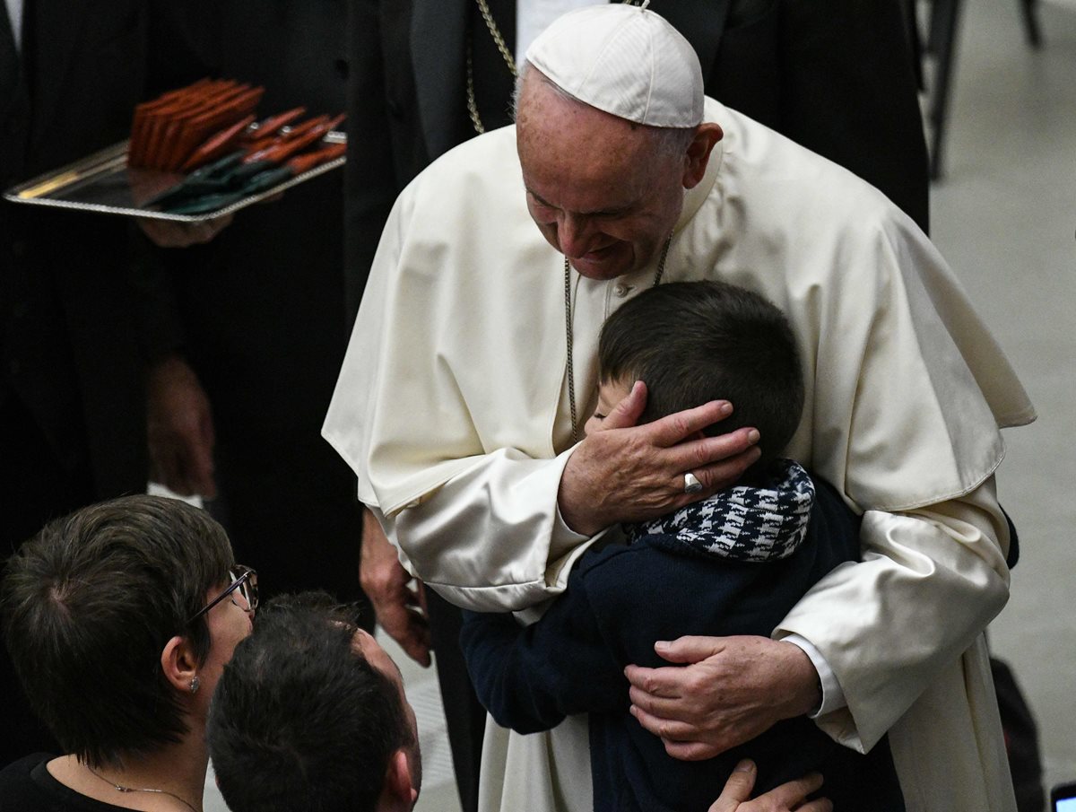 Papa Francisco abraza al niño durante la audiencia general. (Foto Prensa Libre: AFP)