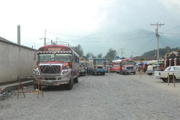 La terminal de buses de Antigua Guatemala permanece casi vacía, debido al paro parcial.