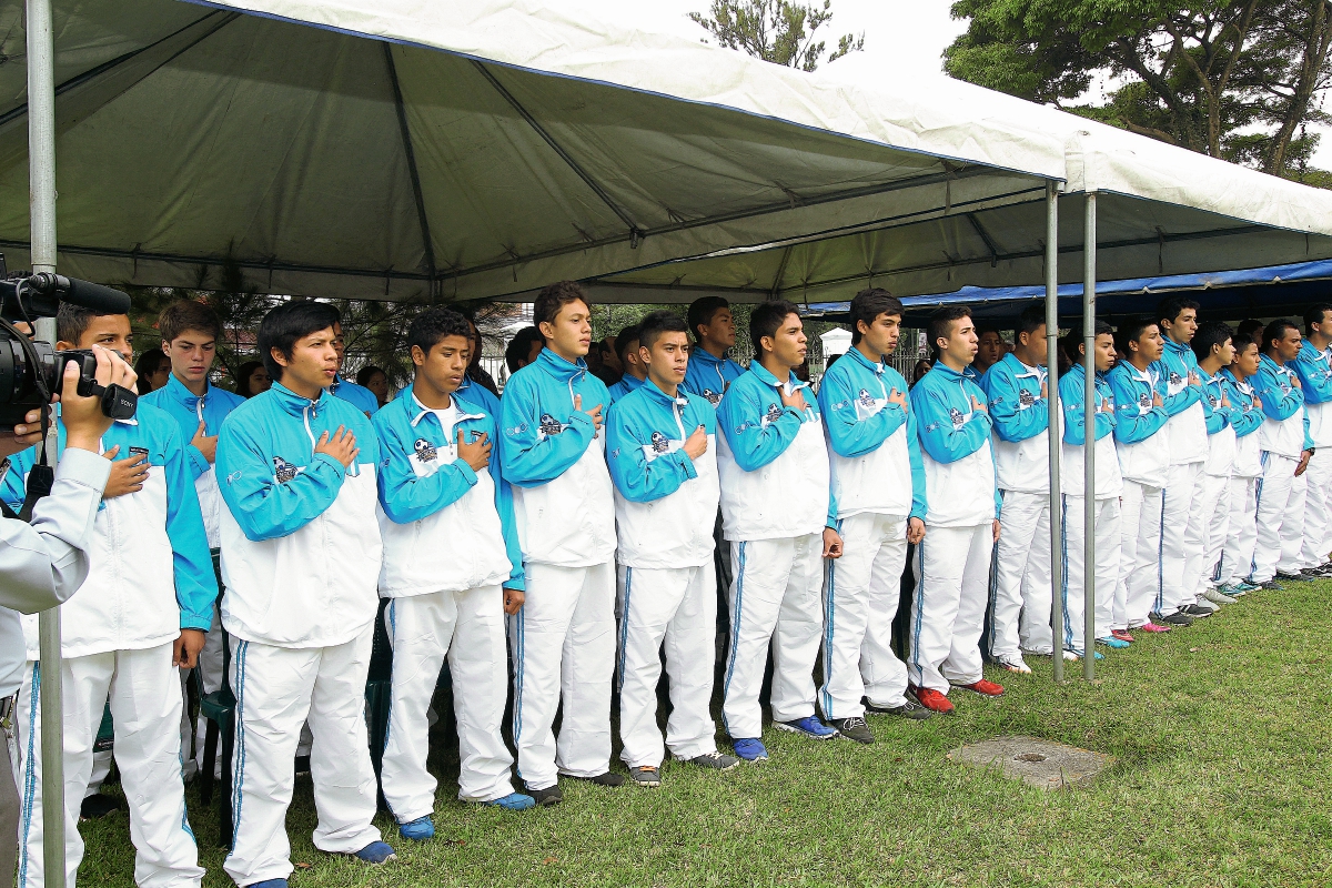 Los atletas que disputarán el Mundial Escolar de la ISF, fueron juramentados en las instalaciones del Ministerio de Educación. (Foto Prensa Libre: Oscar Felipe)