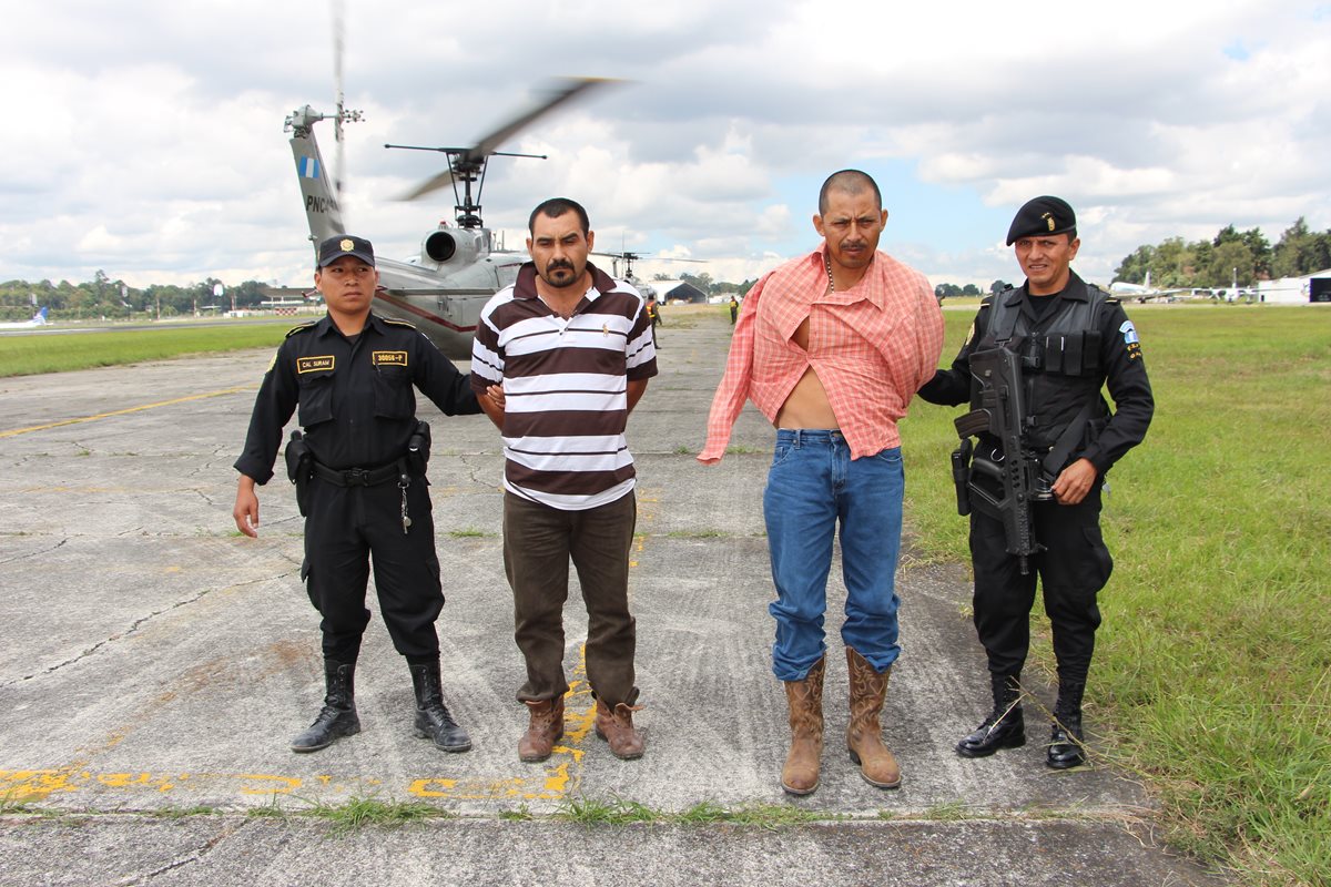 José Peña Pompa –camisa rayada– y Wilber Humberto Anavizca Pérez –camisa rosada– cuando fueron capturados luego de un operativo en Izabal. (Foto Prensa Libre: Hemeroteca PL)