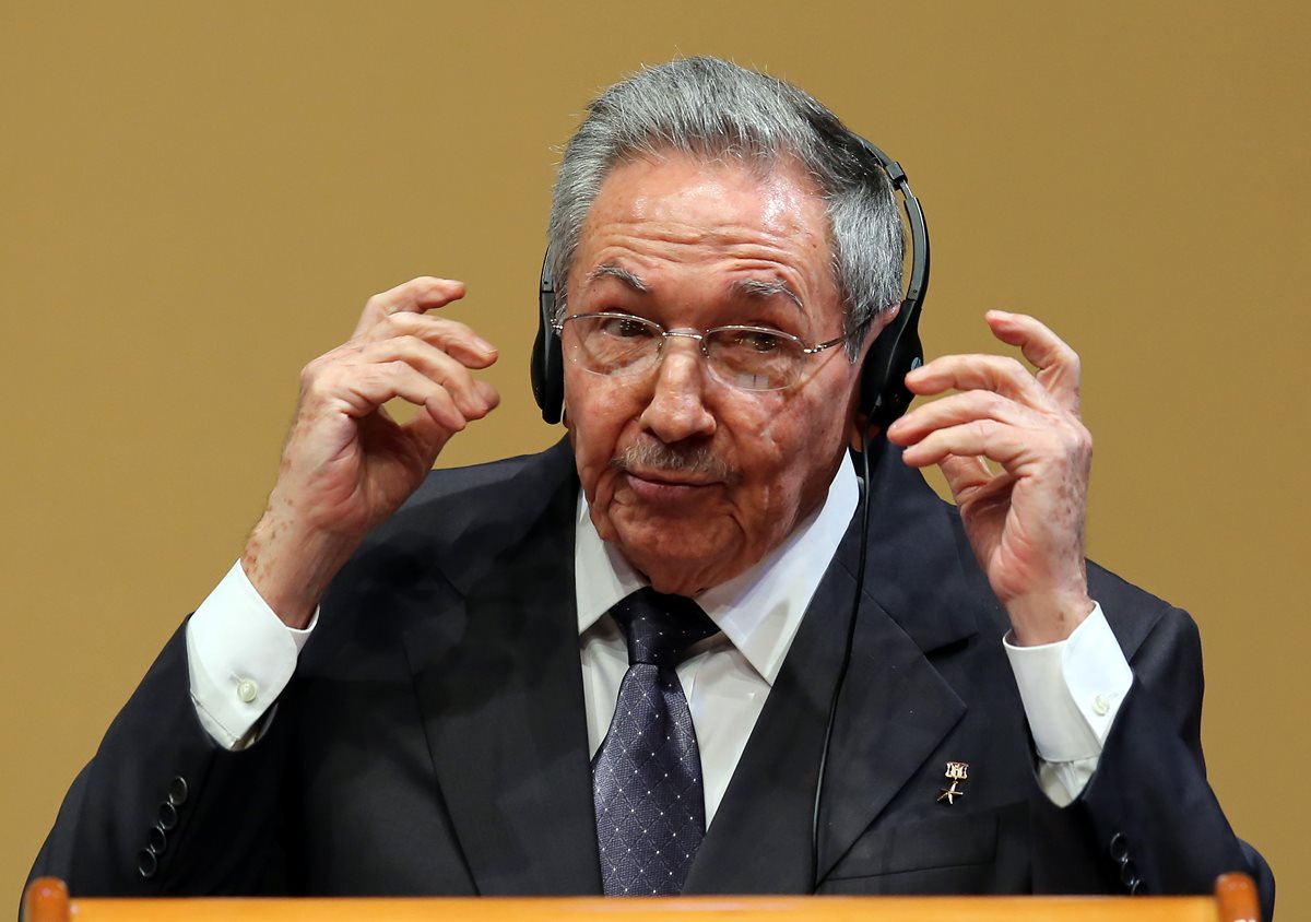 Raúl Castro, presidente de Cuba, se molesta al ser cuestionado por los presos políticos de su país. (Foto Prensa Libre: EFE).