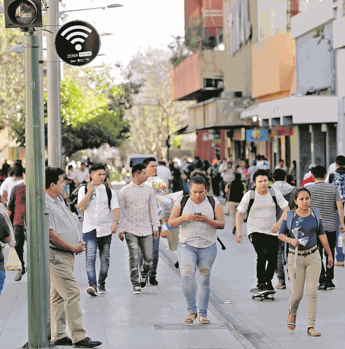 En el Paseo de la Sexta se habilitó internet gratis para los visitantes.La conexión se brinda con respaldo de una empresa. (Foto Prensa Libre: Esbin García)