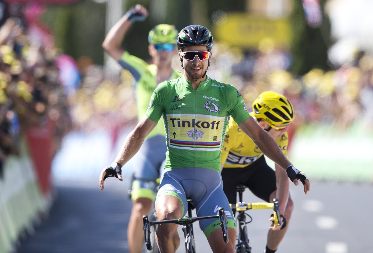 El eslovaco Peter Sagan cruza la meta y gana la etapa 11 del Tour. (Foto Prensa Libre: EFE).