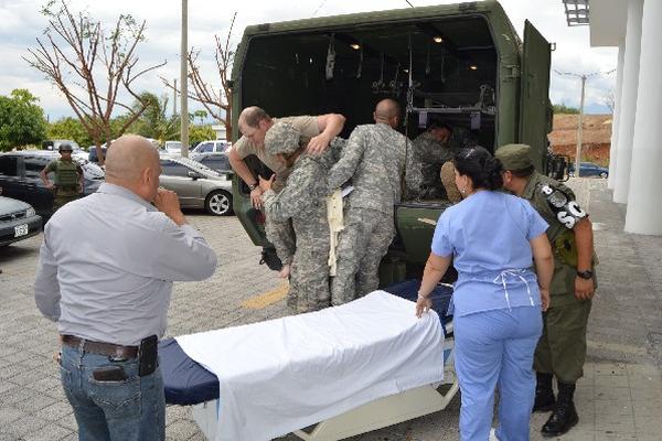 Varios solados de EE. UU. auxilian a sus compañeros heridos.
