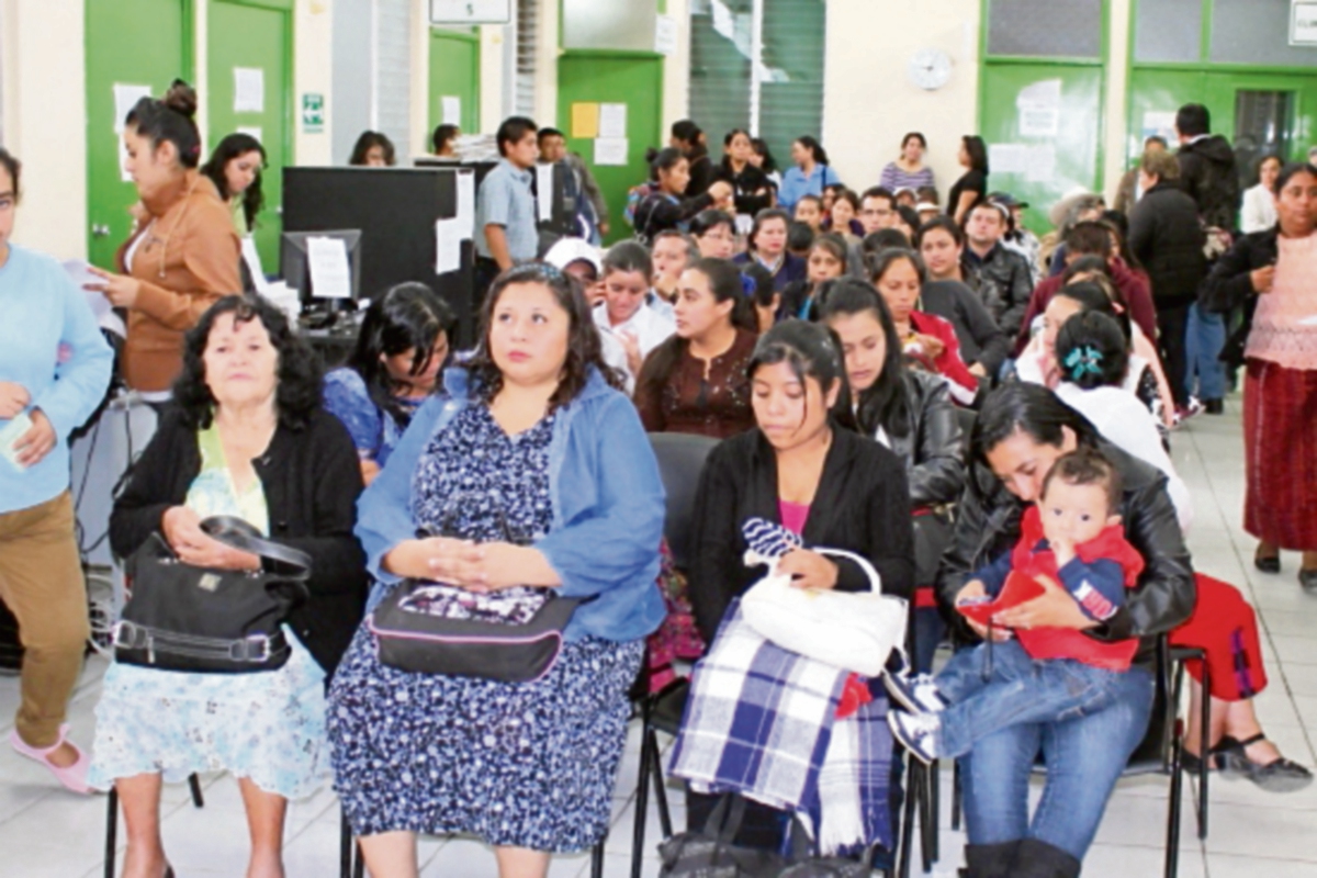 Afiliados esperan  ser atendidos en hospital de Quiché.
