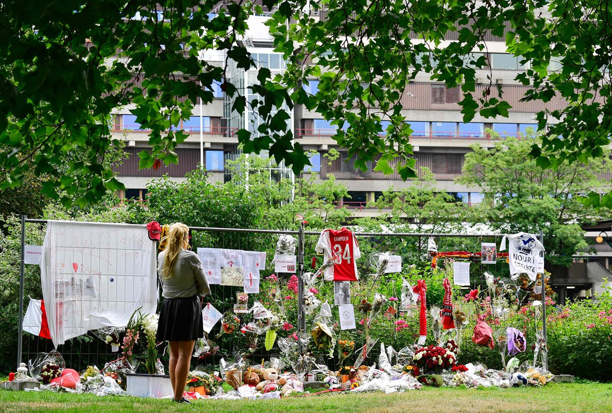 Los aficionados se han acercado al hospital en donde está el jugador del Ajax, Abdelhak Nouri. (Foto Prensa Libre: AFP)