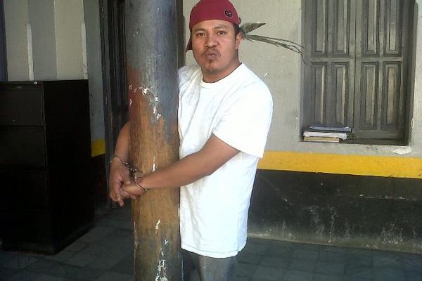 Luis Arturo Ignacio Calva, de 29 años, fue detenido con un arma de juguete, tras asaltar un negocio de teléfonos celulares. (Foto Prensa Libre: Oscar Figueroa)