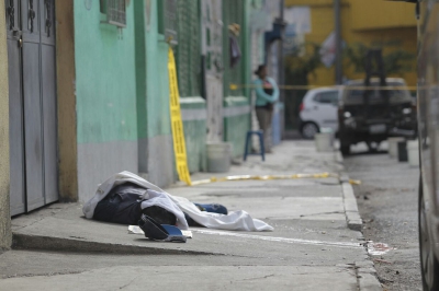 Juan Bautista Rivera, de 39 años, de nacionalidad hondureña, fue ultimado en la 5a. avenida y 13 calle zona 1 (Foto Prensa Libre: Álvaro Interiano)