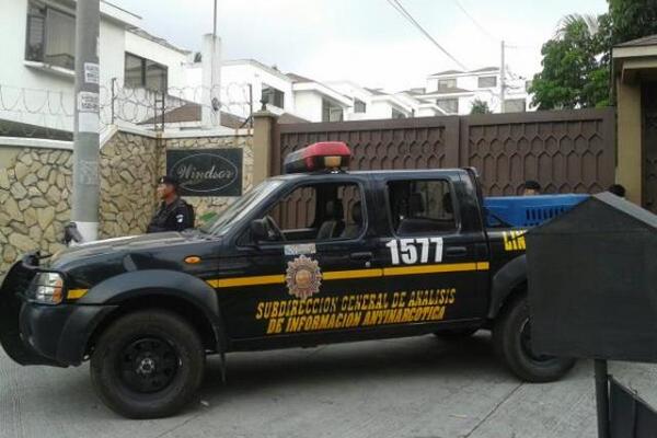 Cinco capturados e incautación de droga se logró durante un allanamiento en un condominio en San Cristóbal, en Mixco. (Foto Prensa Libre)<br _mce_bogus="1"/>
