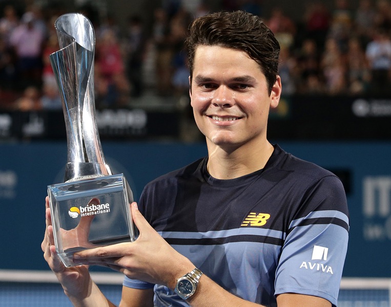 Raonic sonríe tras conseguir su trofeo en Brisbane. (Foto Prensa Libre: AP)