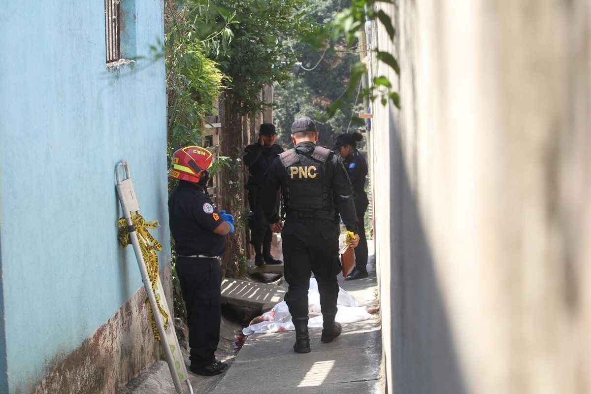 Policías y bomberos aguardan la llegada del MP al lugar. (Foto Prensa Libre: Érick Ávila)