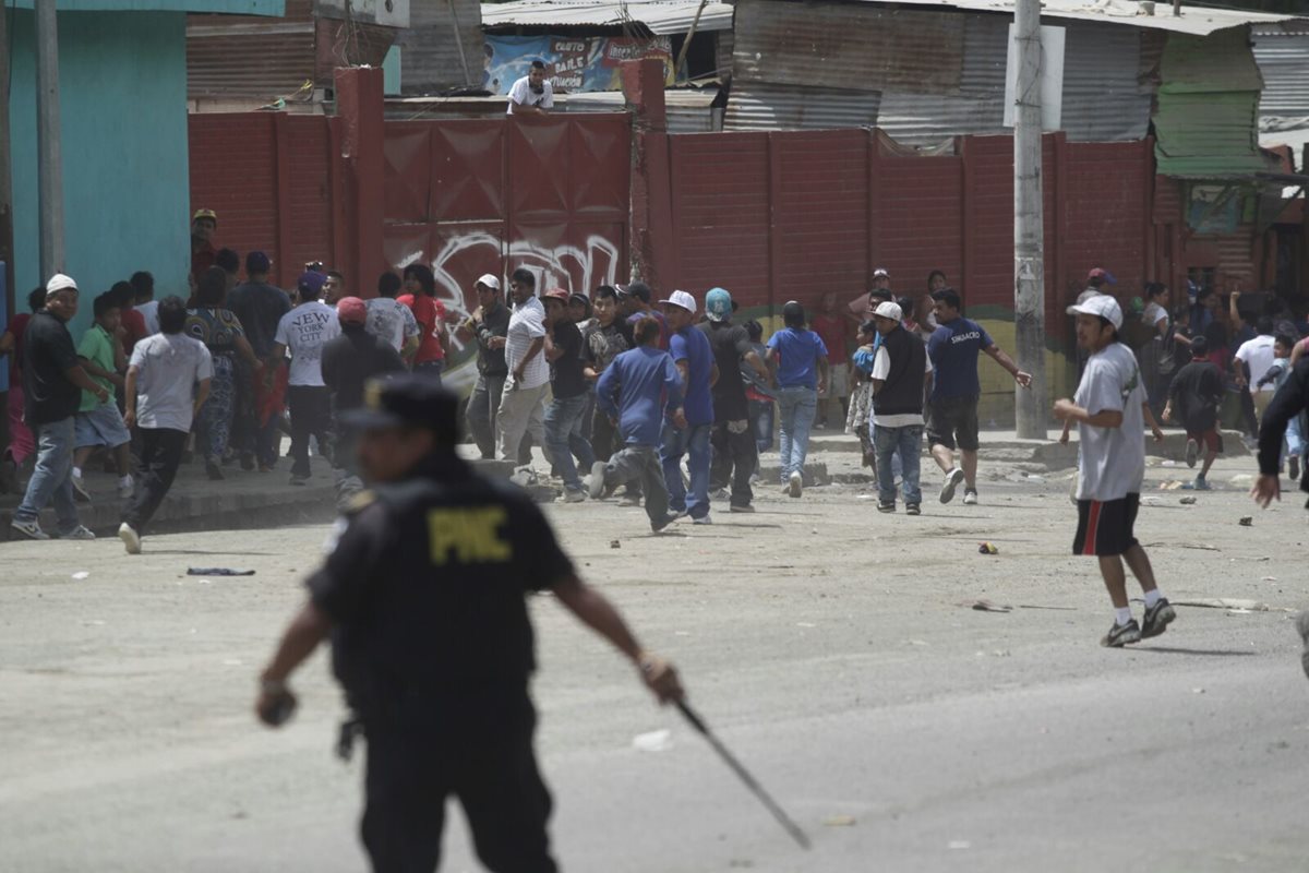 La Policía Nacional Civil dispersó a la turba que pedía que les entregaran a los detenidos. (Foto Prensa Libre: Edwin Bercián)
