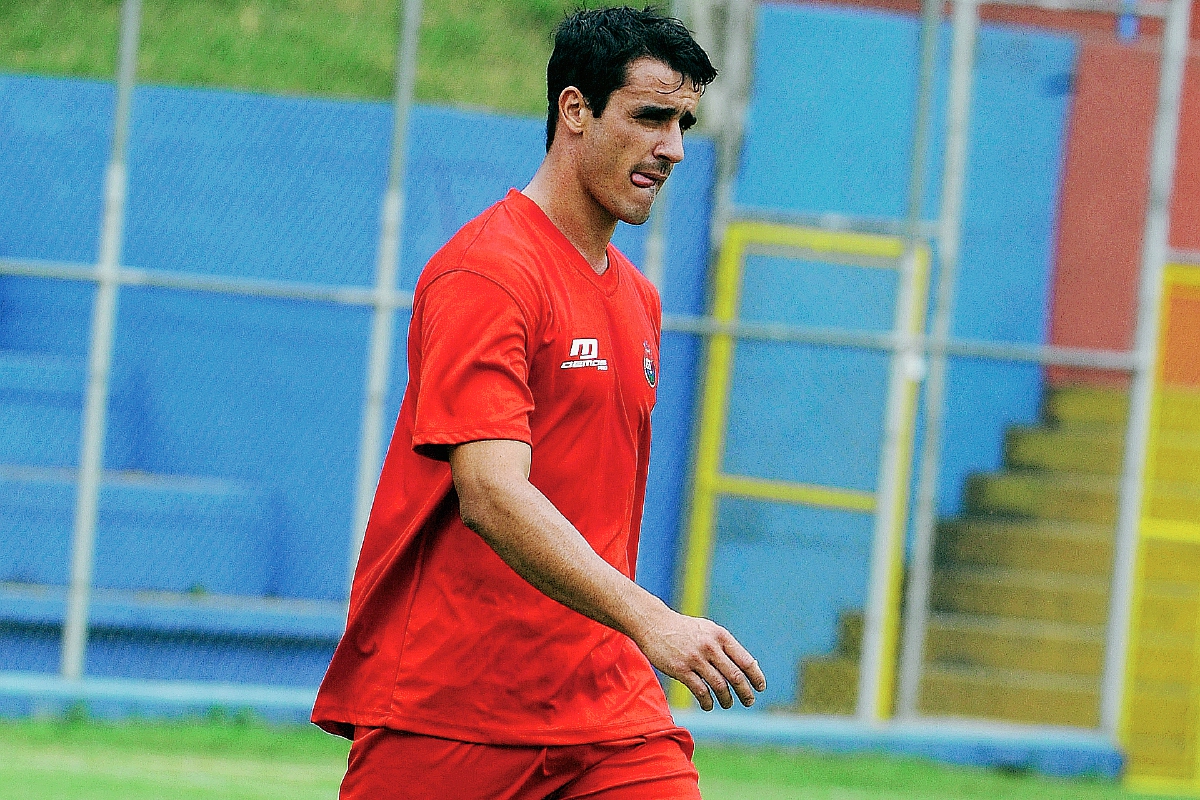 Andrés Fernández captado en su último entrenamiento con los rojos con un rostro cabizbajo. (Foto Prensa Libre:. Óscar Felipe)