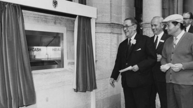 En 1967, el banco Barclays instaló el primer cajero automático del mundo. (Foto Prensa Libre: Getty Images)