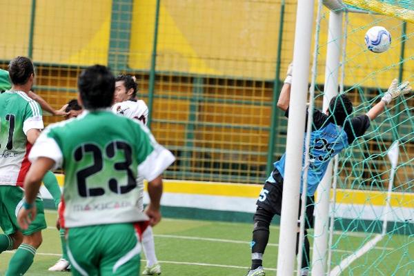 El balón ingresa en la portería defendida por Manuel Adriano, de Sayaxché, en el primer gol del partido apenas en el segundo minuto de juego. (Foto Prensa Libre: Max S. Pérez)