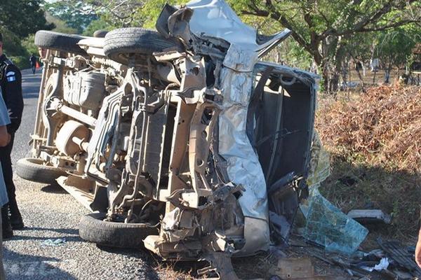 Un microbús que transportaba varios pasajeros y un picop chocaron de frente en la ruta que conduce a Ciudad Pedro de Alvarado, Jutiapa. (Foto Prensa Libre: Oscar González)<br _mce_bogus="1"/>