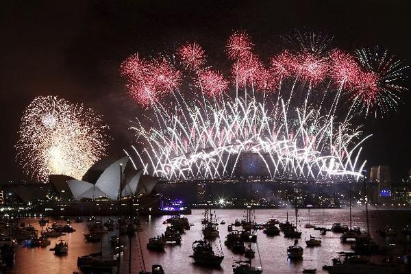 Sídney festejó con el prometido espectáculo de efectos pirotécnicos el Año Nuevo. (Foto Prensa Libre: EFE)